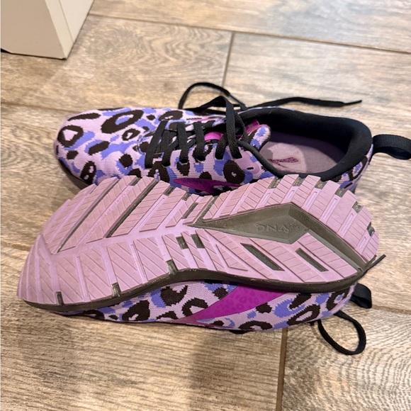 Brooks Purple and Black Leopard-Print Running Sneakers with Pink Logo - Picture 2 of 3
